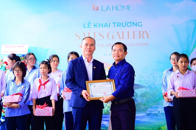 Đại Diện CĐt Prodezi Long An Trao Tặng Học Bổng Cho Các Học Sinh Có Hoàn Cảnh Khó Khăn