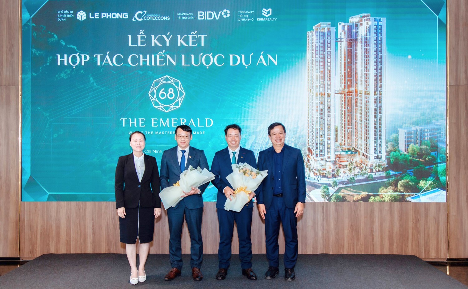 Bà Trần Thị Hà, Phó Tổng Giám đốc của Tập đoàn Lê Phong, đứng phía bên trái trong bức ảnh.