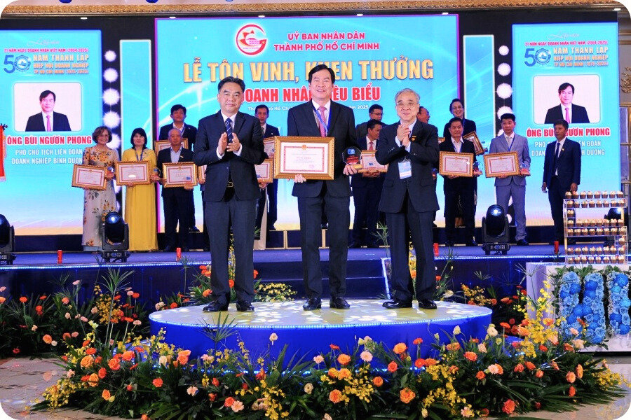 Lê Phong cùng Chủ tịch Hội đồng Quản trị Bùi Ngươn Phong nhận giấy khen từ Chủ tịch UBND Thành phố dành tặng cho các doanh nghiệp và doanh nhân xuất sắc.